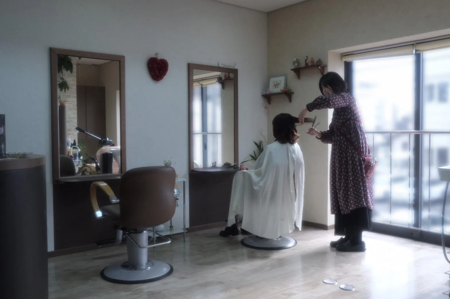 ratio美容室の店内。窓から光が入る明るい空間